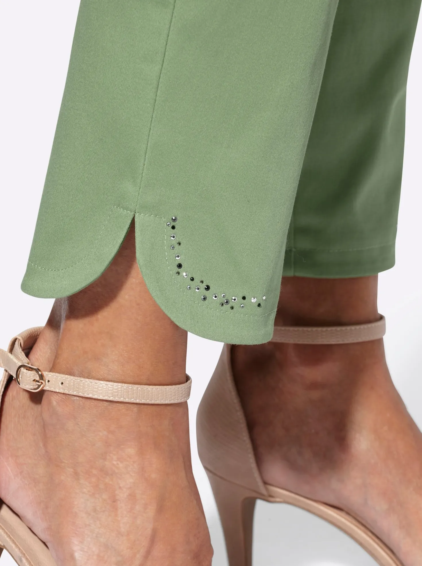 Hose mit Glitzersteinchen am Saum