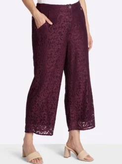 Hose mit rundum Spitze