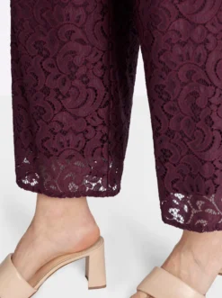 Hose mit rundum Spitze