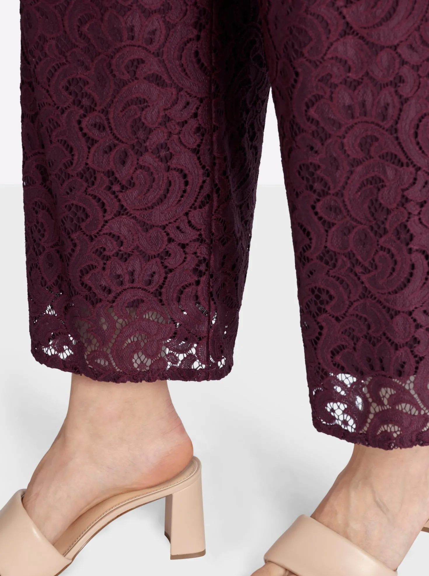 Hose mit rundum Spitze