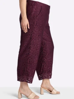 Hose mit rundum Spitze