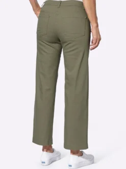 Hose mit Zierknöpfen