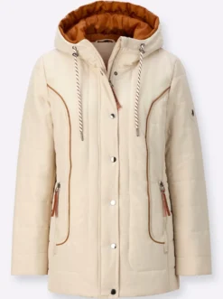 Jacke mit weitenregulierbarer Kapuze
