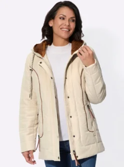 Jacke mit weitenregulierbarer Kapuze