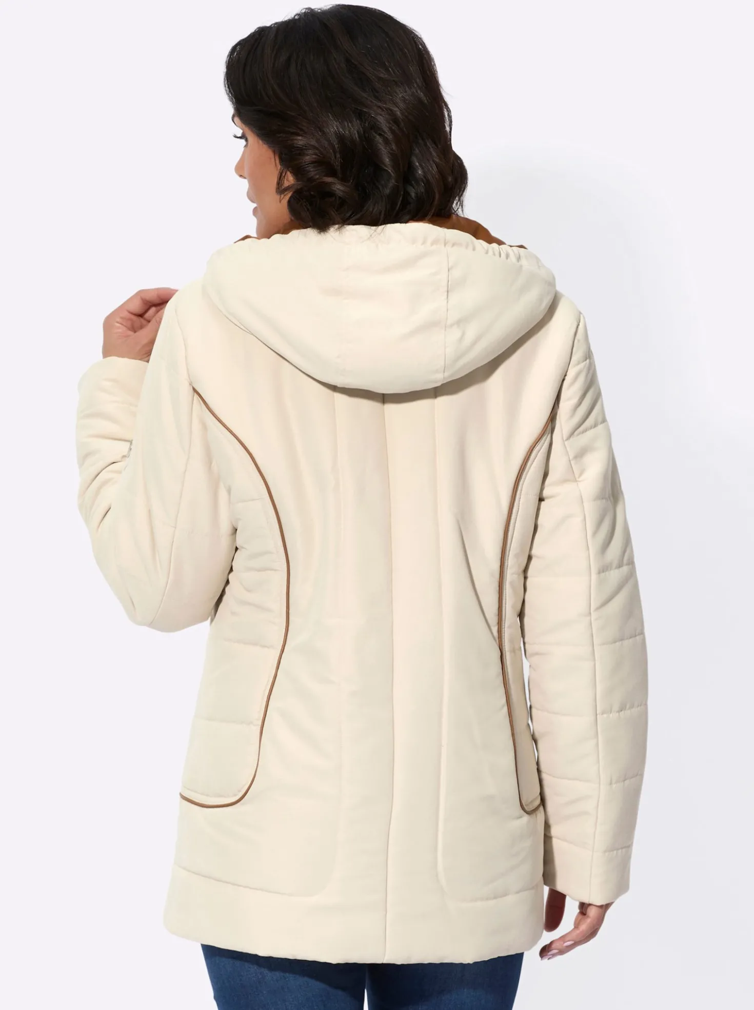 Jacke mit weitenregulierbarer Kapuze