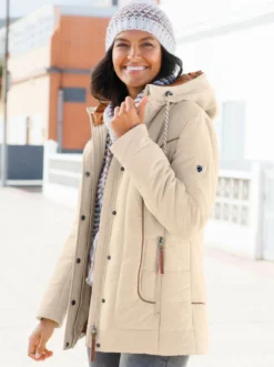 Jacke mit weitenregulierbarer Kapuze