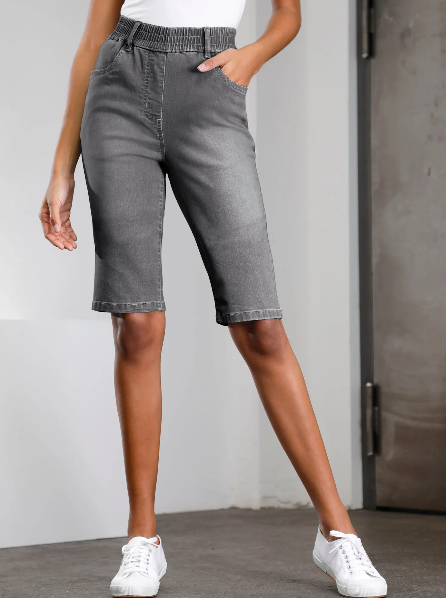 Jeansbermudas mit hohem Rundum-Dehnbund