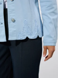 Jeansbluse mit Blütenstickerei