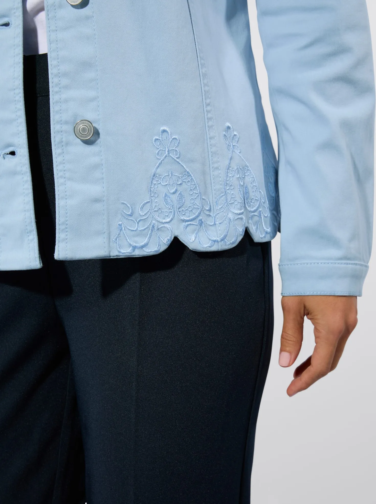 Jeansbluse mit Blütenstickerei