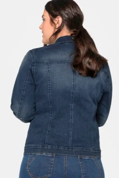 Jeansjacke in leicht taillierter Form