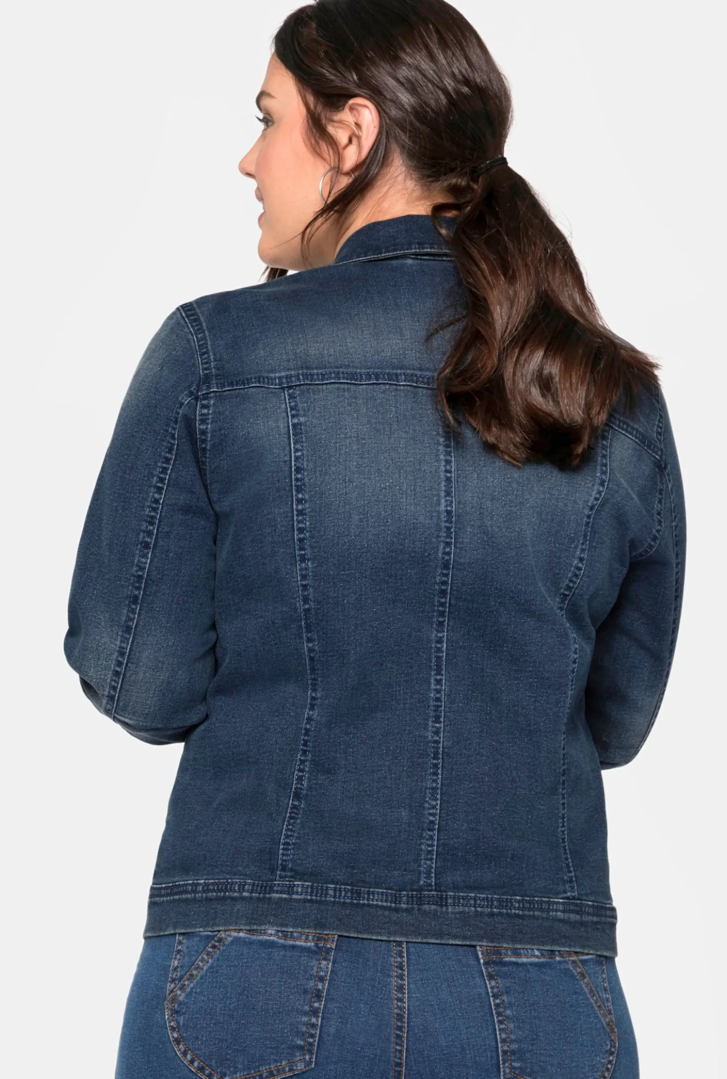 Jeansjacke in leicht taillierter Form