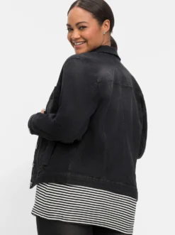 Jeansjacke in leicht taillierter Form