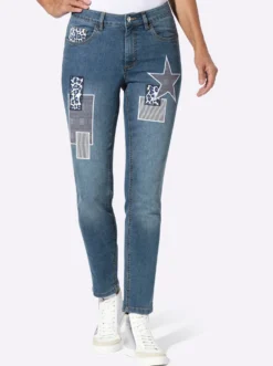 Jeans mit bedruckten Patches