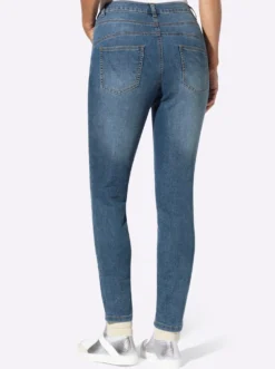 Jeans mit bedruckten Patches