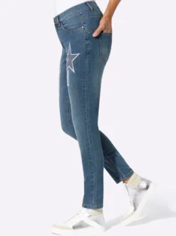 Jeans mit bedruckten Patches