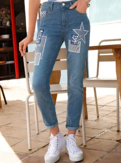 Jeans mit bedruckten Patches
