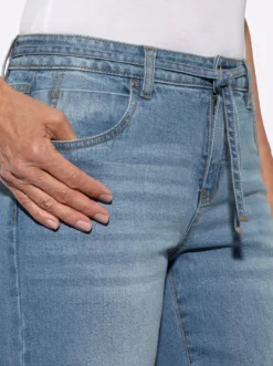 Jeans mit Bindegürtel