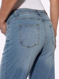 Jeans mit Bindegürtel