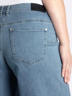 Jeans mit durchgehend weitem Bein
