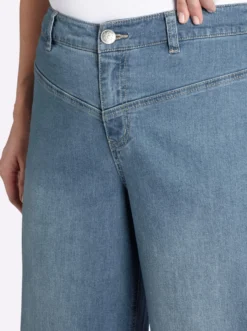 Jeans mit durchgehend weitem Bein