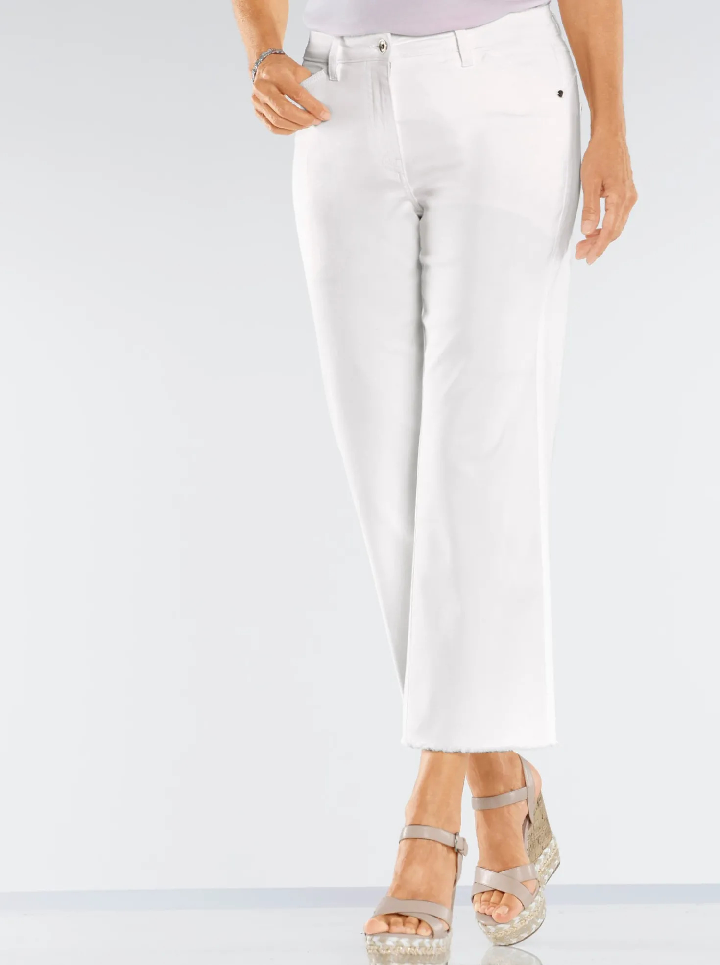 7/8-Jeans mit Fransen am Abschluss
