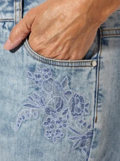 7/8-Jeans mit fransigen Kanten