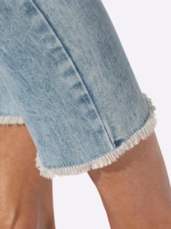 7/8-Jeans mit fransigen Kanten