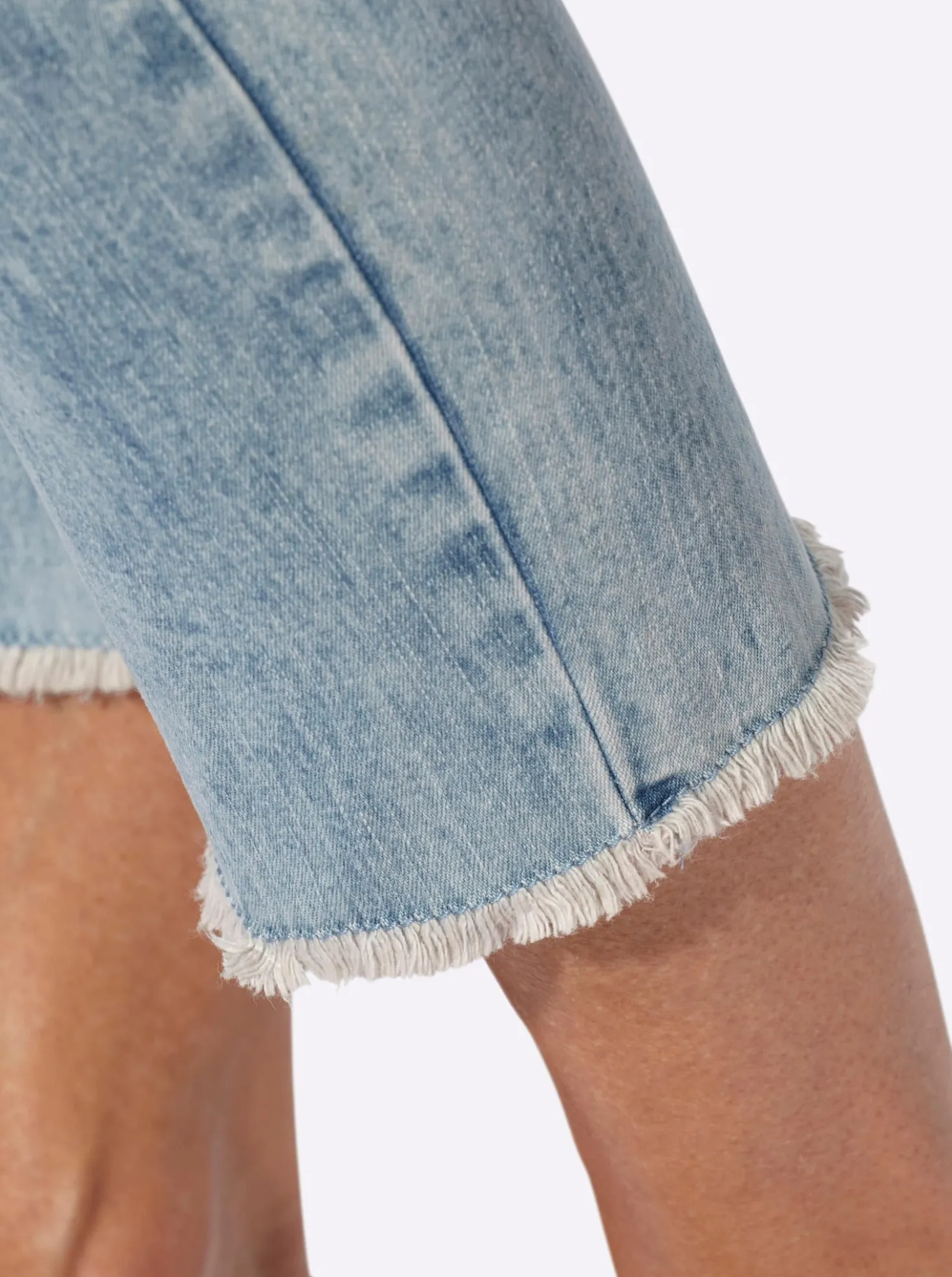 7/8-Jeans mit fransigen Kanten