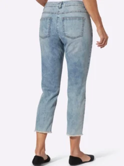 7/8-Jeans mit fransigen Kanten