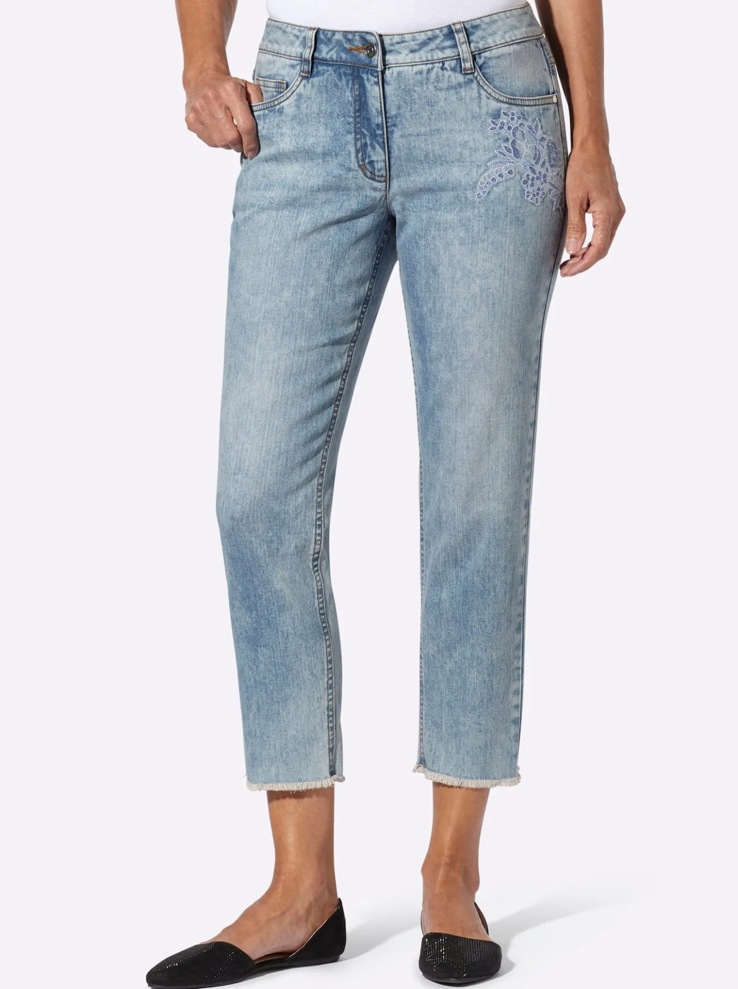 7/8-Jeans mit fransigen Kanten