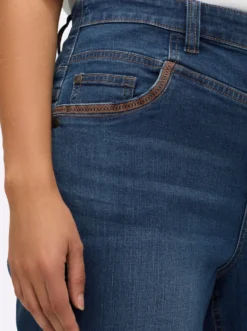 7/8-Jeans mit High-Waist-Bund und Fransensaum