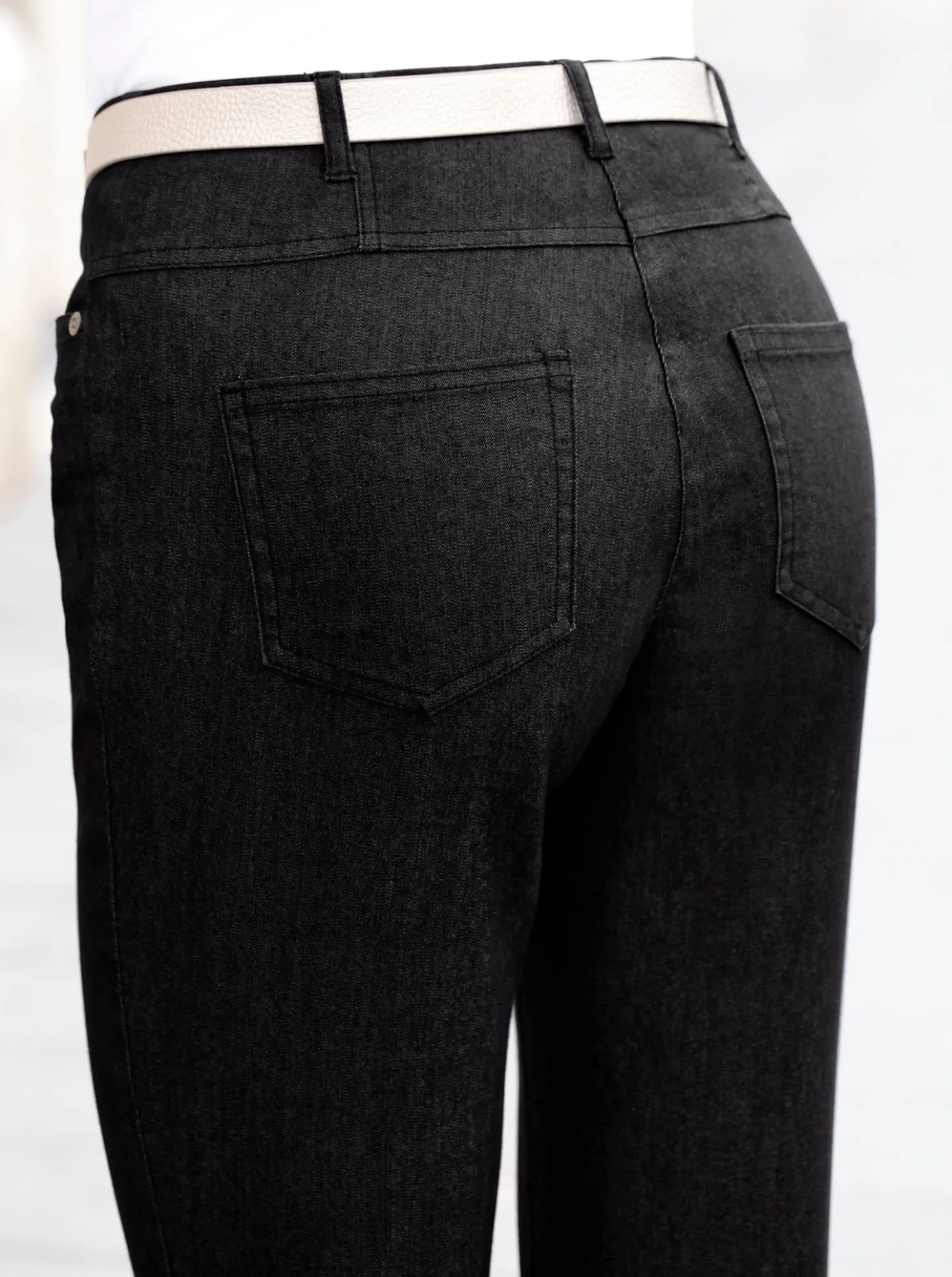 Jeans mit innenliegendem Dehnbund