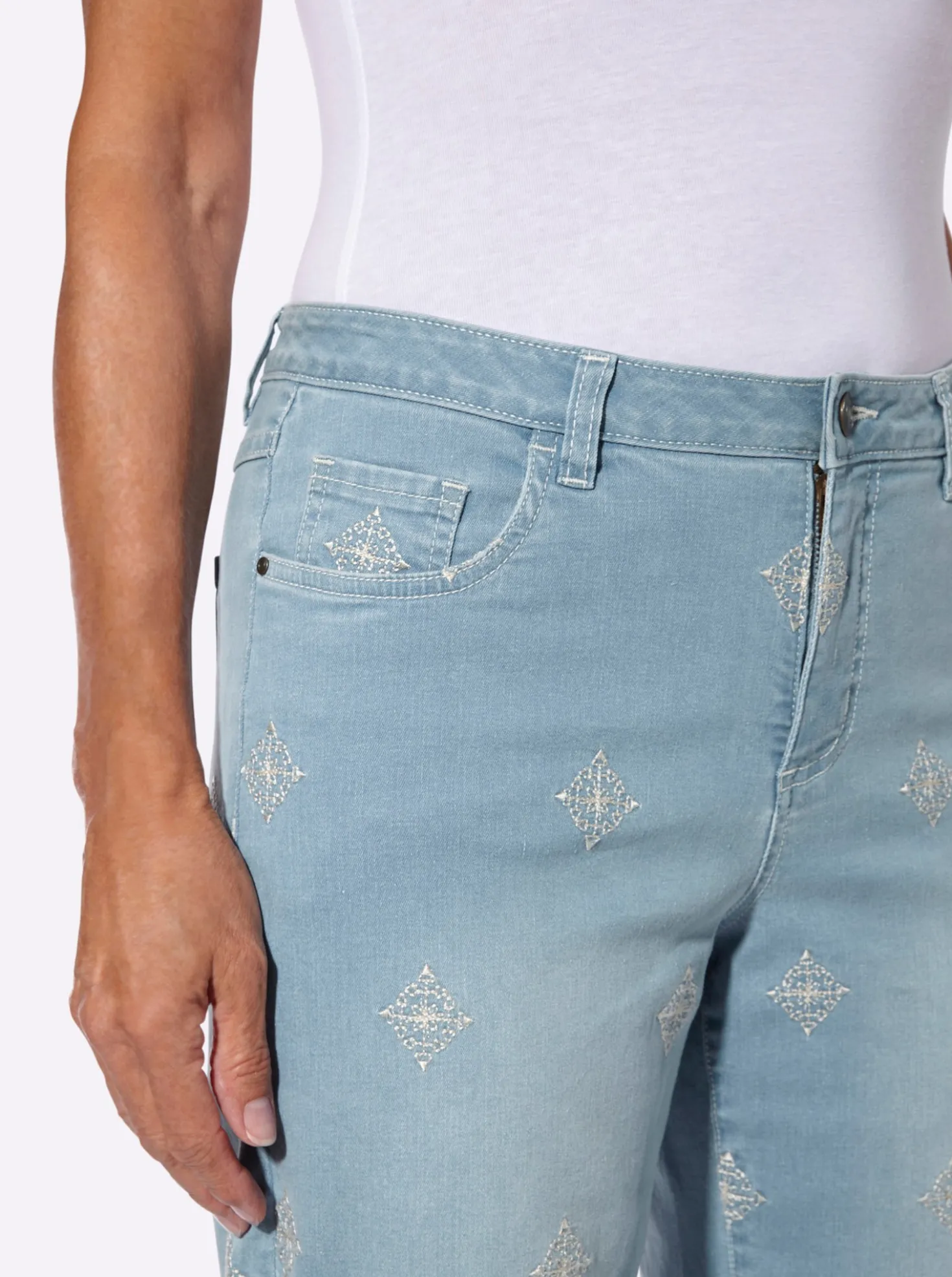 7/8-Jeans mit Kontrast-Stickerei