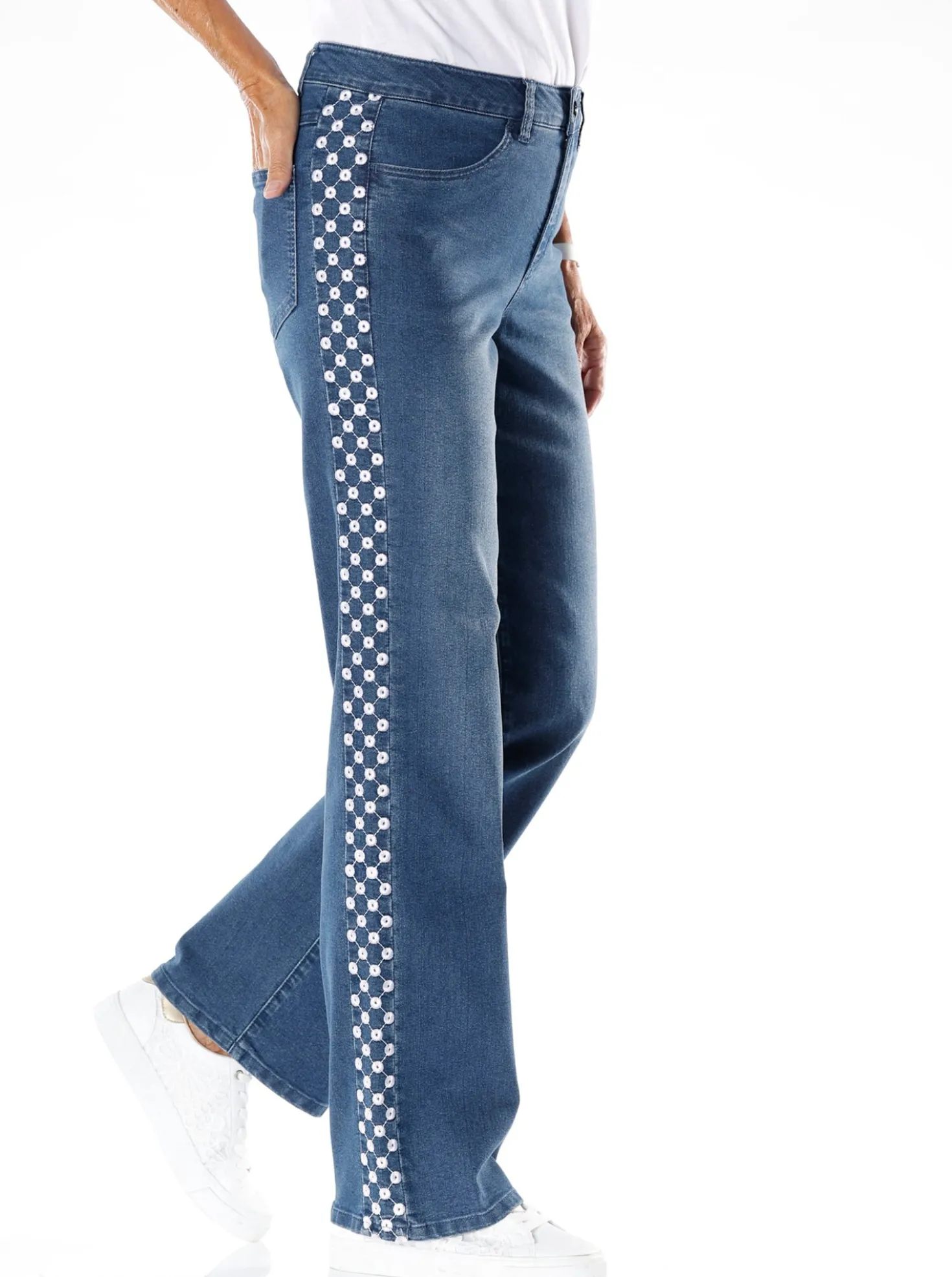 Jeans mit Lochstickerei