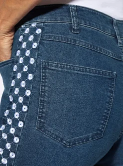 Jeans mit Lochstickerei