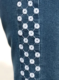 Jeans mit Lochstickerei