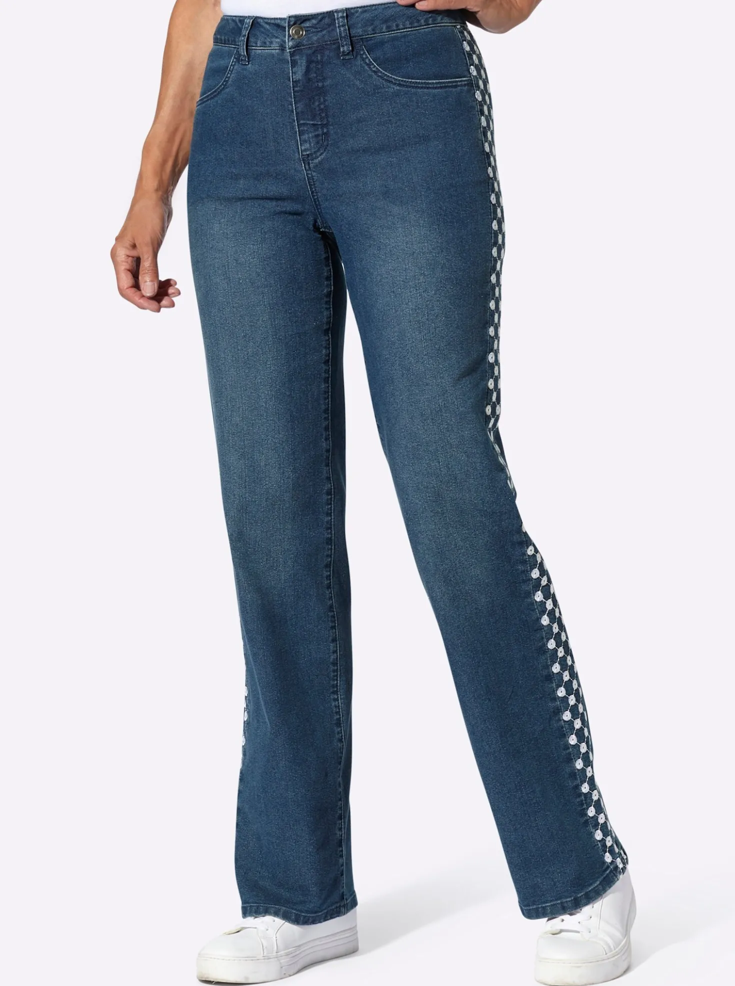 Jeans mit Lochstickerei