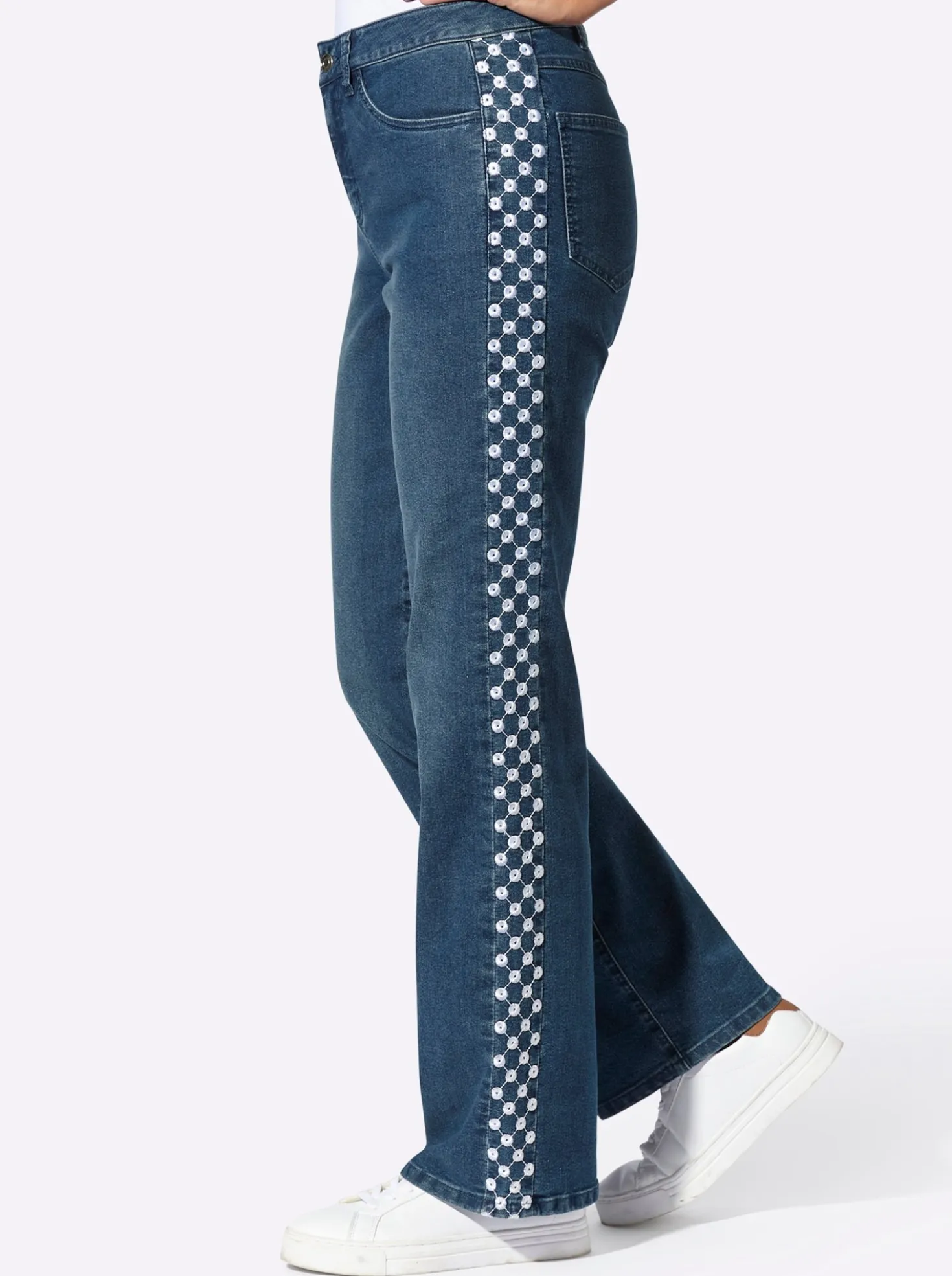 Jeans mit Lochstickerei
