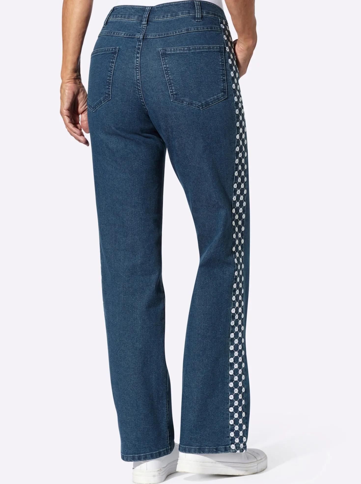 Jeans mit Lochstickerei