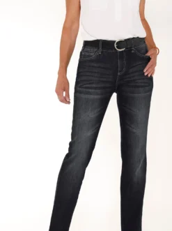 Jeans mit Nieten an den Taschen