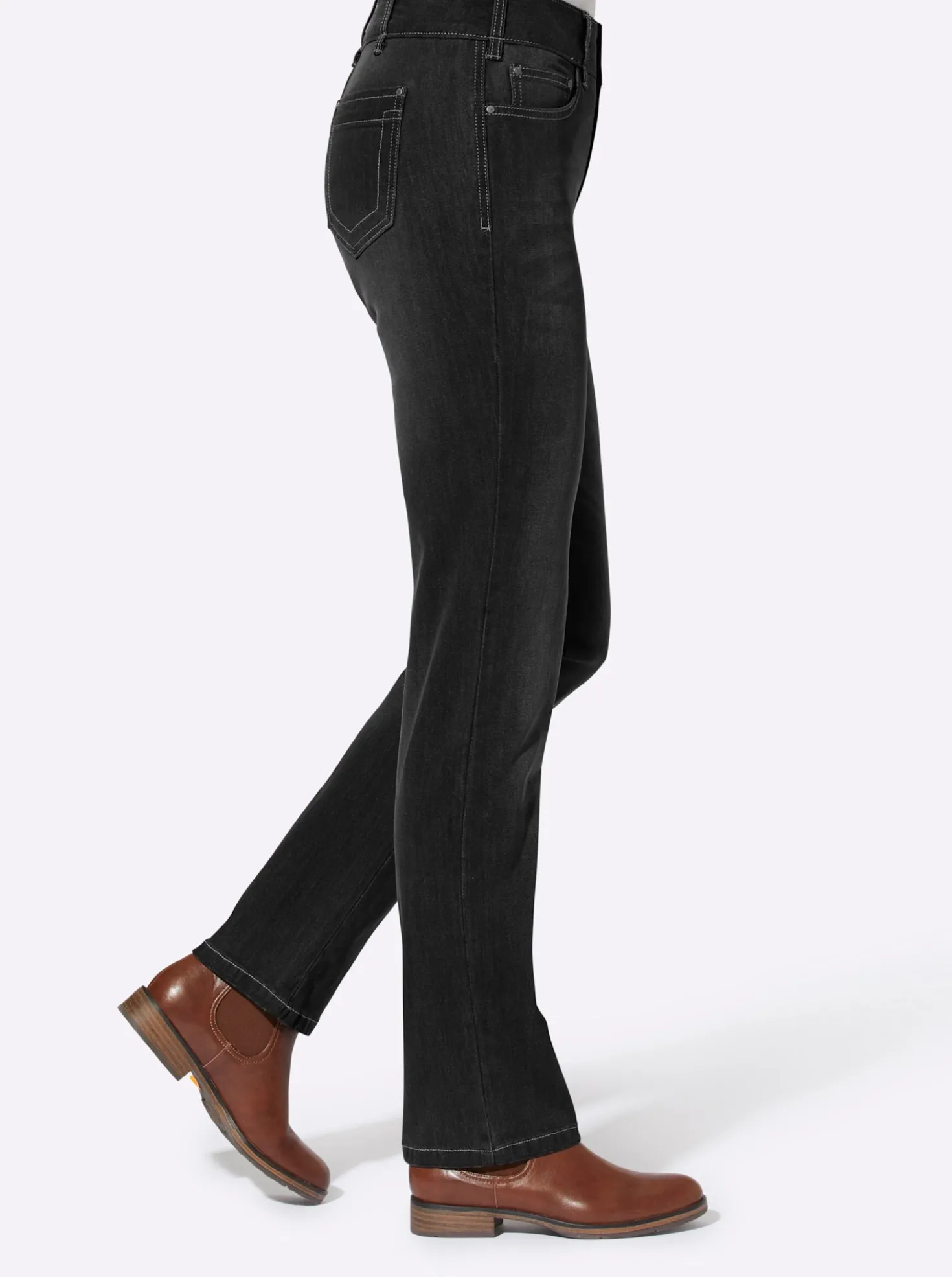 Jeans mit Nieten an den Taschen