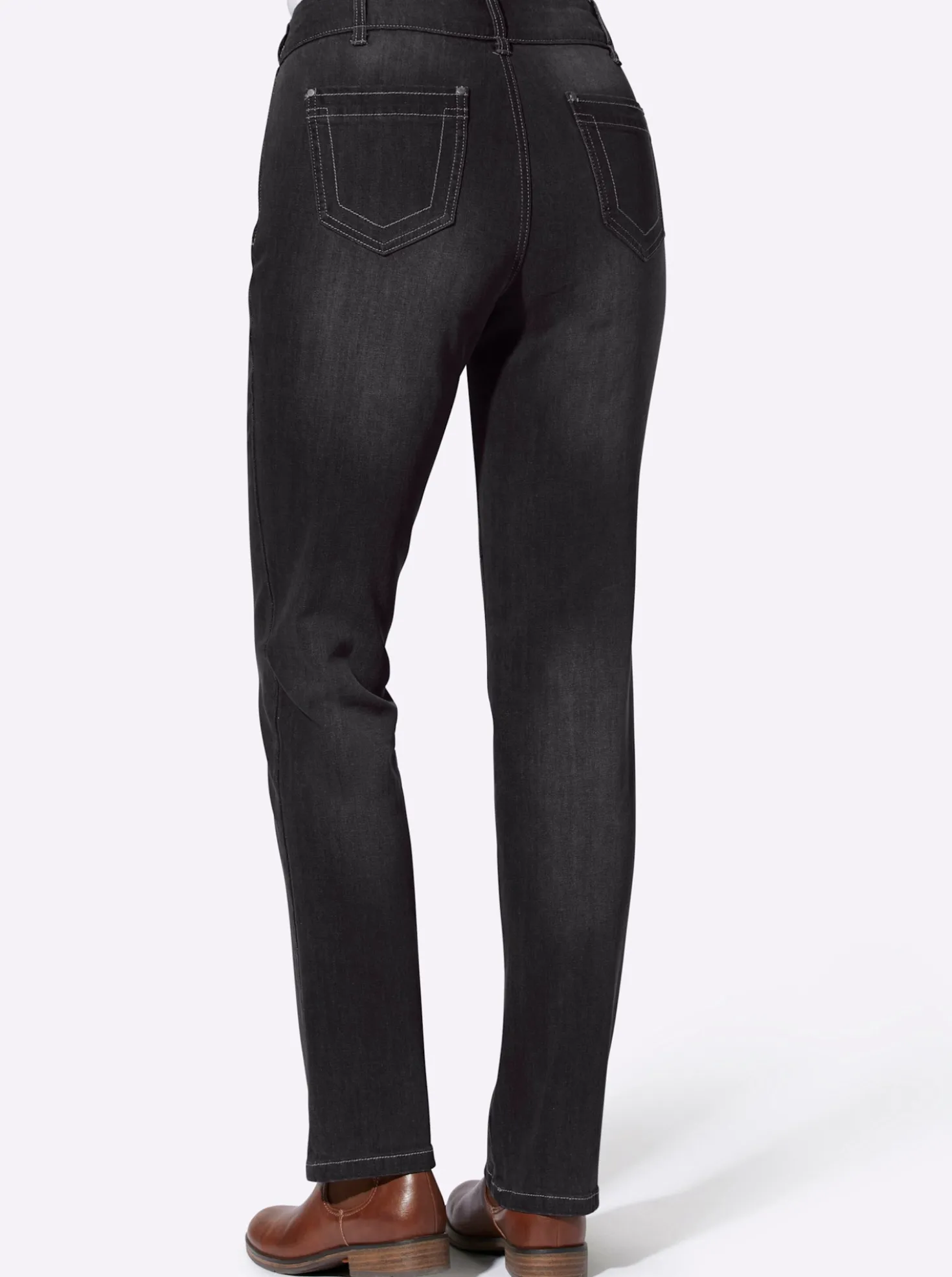 Jeans mit Nieten an den Taschen