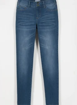 Jeans mit Nieten an den Taschen