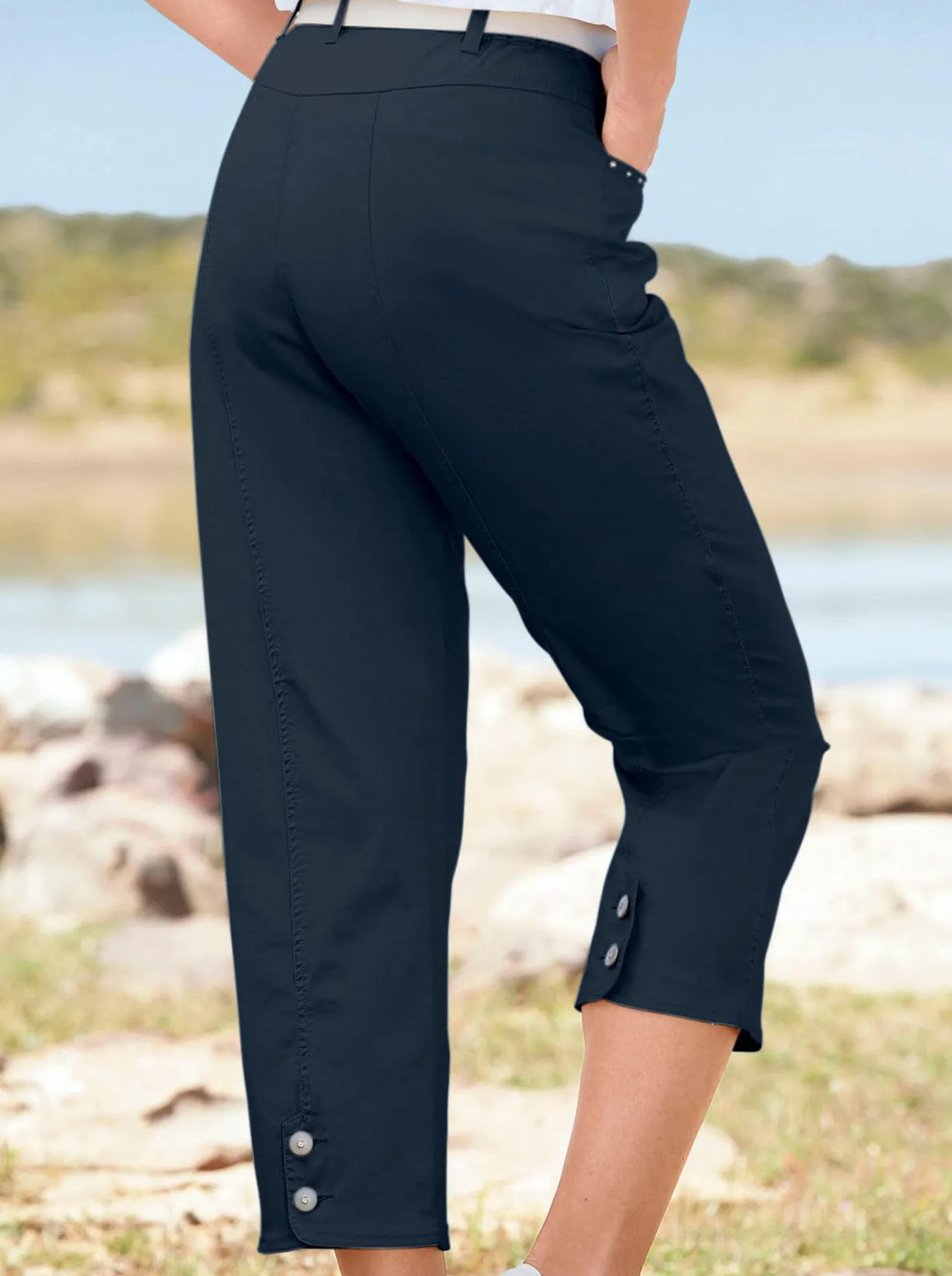 7/8-Jeans mit Schmuckknöpfen
