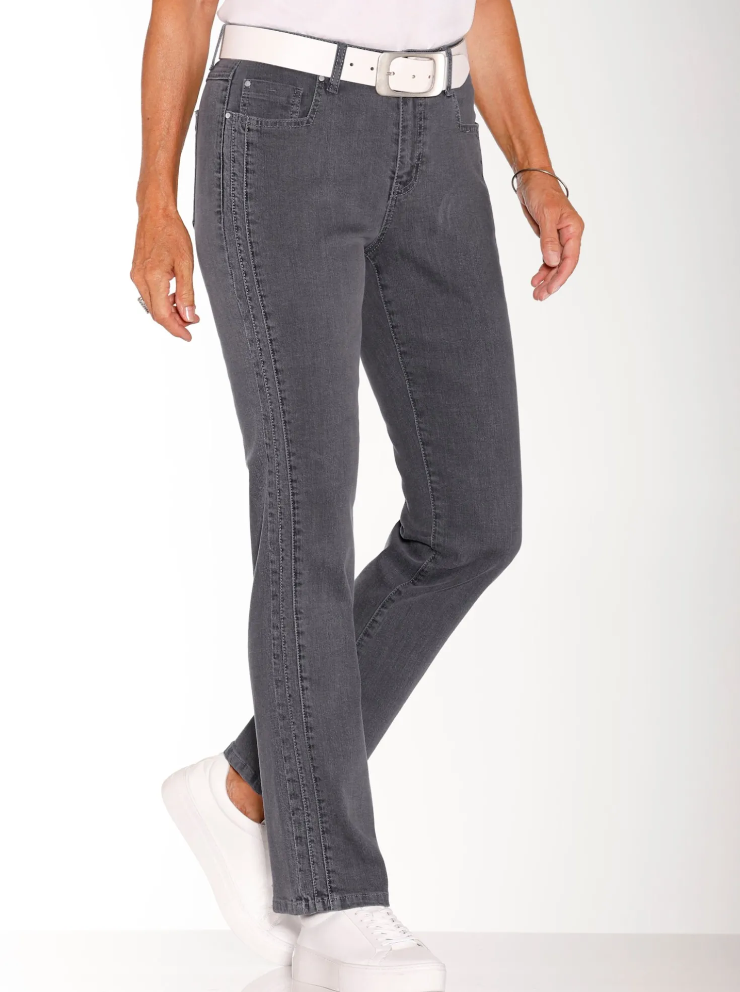Jeans mit seitlicher Biesenverzierung
