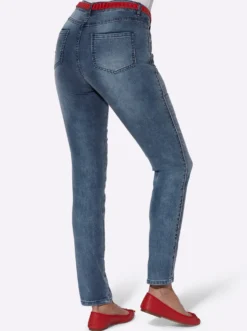 Jeans mit Ösendekor an den Taschen