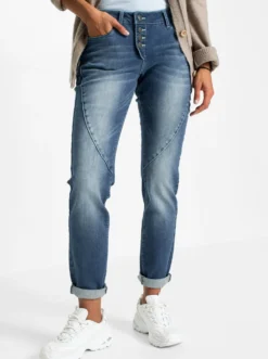 Jeans mit sichtbarem Knopfverschluss