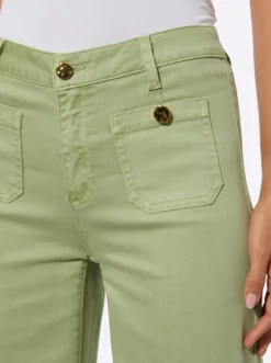 Jeans mit weit geschnittenen Beinen