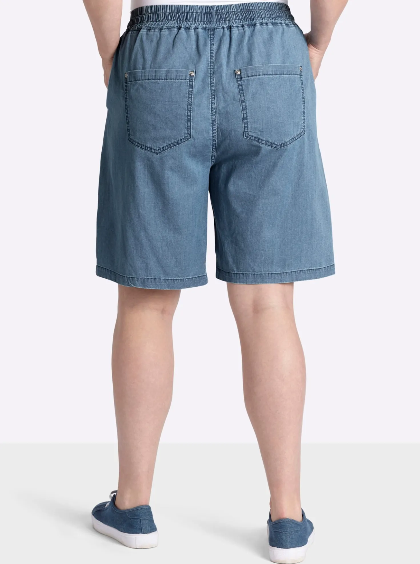 Jeansshort mit Ziernieten hinten
