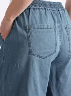 Jeansshort mit Ziernieten hinten